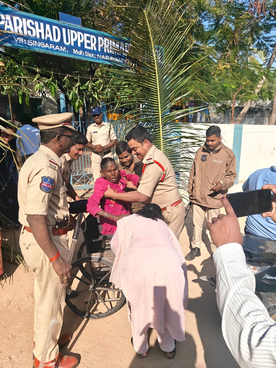 విధి నిర్వహణతోపాటు వృద్ధ ఓటర్లకు సాయం చేస్తున్న నారాయణపేట పోలీసులు