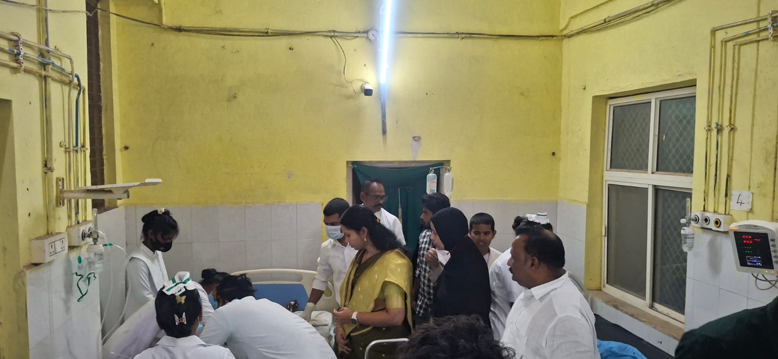 ఫ్రీజ్ సిలిండర్ పేలి గాయాల పాలైన క్షతగాత్రులను పరామర్శించిన…జెడ్పి మాజీ చైర్ పర్సన్, కాంగ్రెస్ పార్టీ గద్వాల నియోజకవర్గ ఇంచార్జీ సరిత